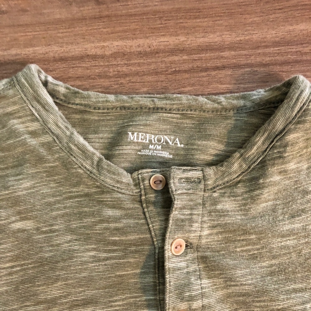 Like New - Merona Cotton Three Button Round Neck S/S Shirt SZ- MED - Picture 3 of 6